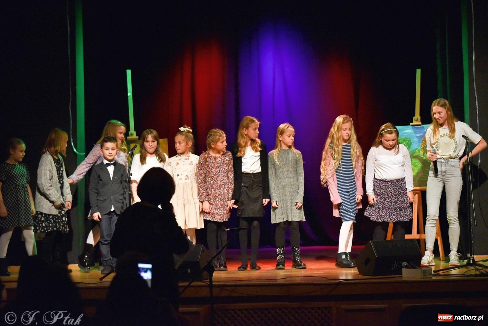 Zdjęcie w galerii na portalu naszraciborz.pl: Najmłodsi wokaliści MDK zaprezentowali się na scenie wiadomości z regionu