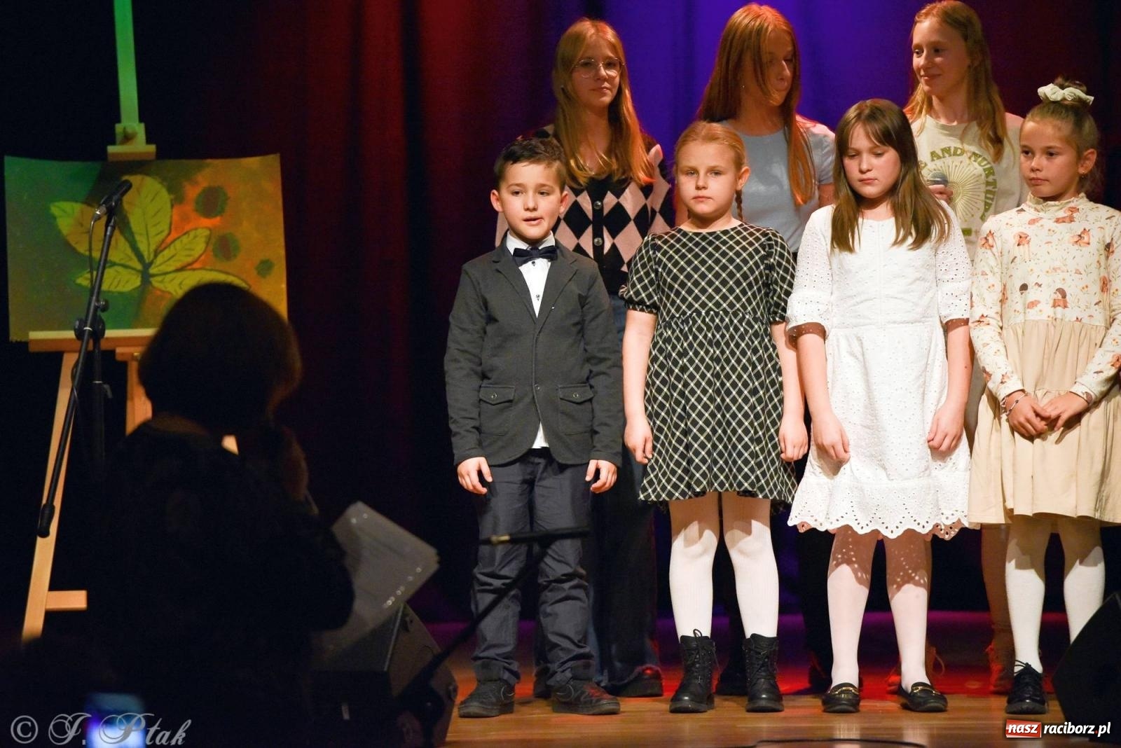 Zdjęcie w galerii na portalu naszraciborz.pl: Najmłodsi wokaliści MDK zaprezentowali się na scenie wiadomości z regionu