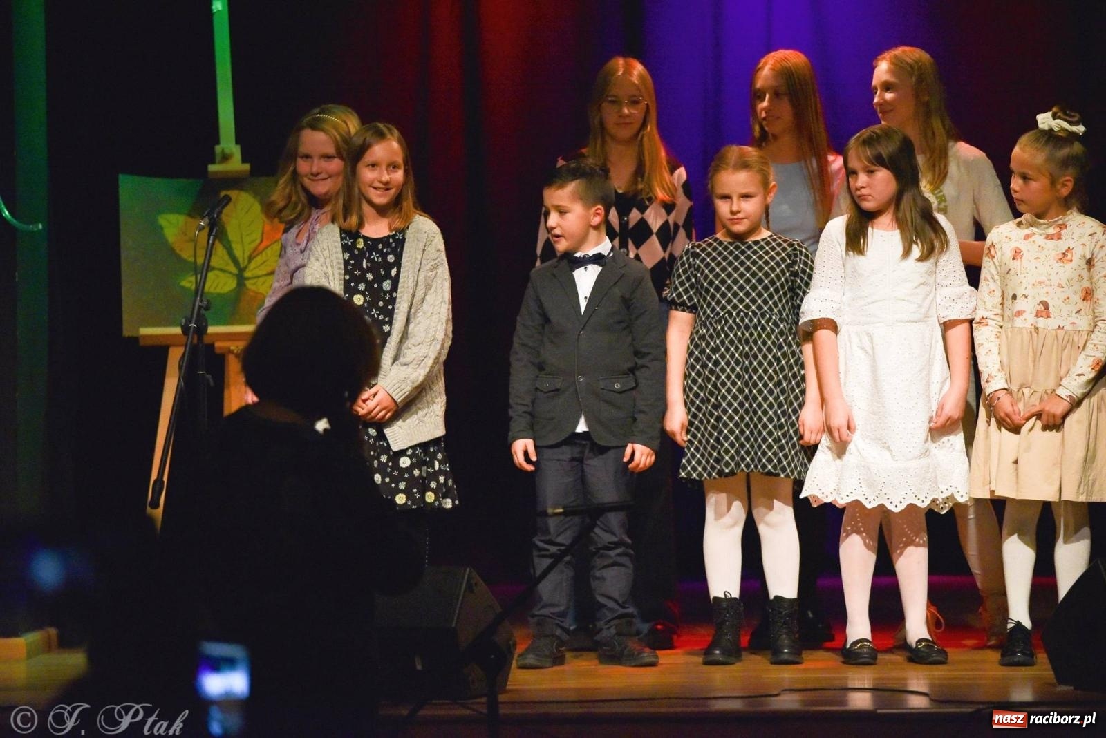 Zdjęcie w galerii na portalu naszraciborz.pl: Najmłodsi wokaliści MDK zaprezentowali się na scenie wiadomości z regionu