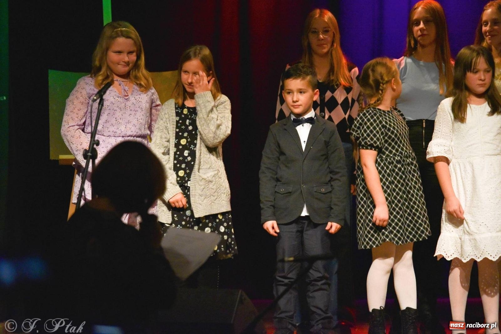 Zdjęcie w galerii na portalu naszraciborz.pl: Najmłodsi wokaliści MDK zaprezentowali się na scenie wiadomości z regionu