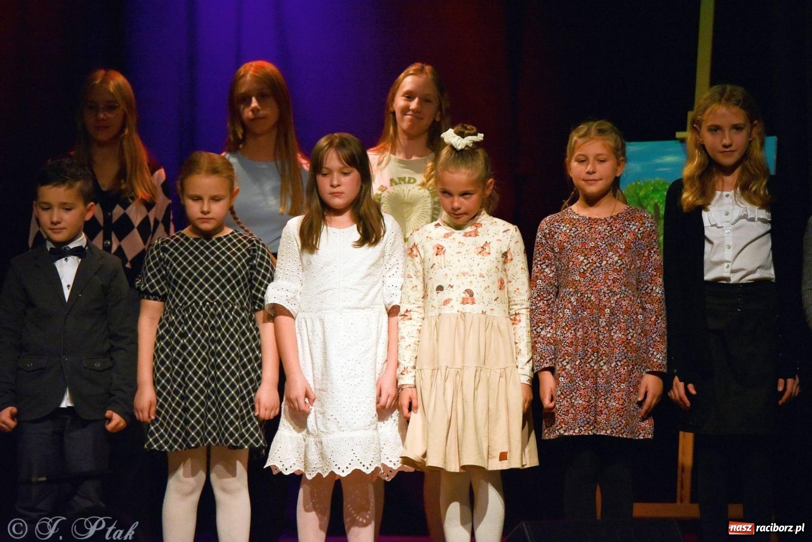 Zdjęcie w galerii na portalu naszraciborz.pl: Najmłodsi wokaliści MDK zaprezentowali się na scenie wiadomości z regionu