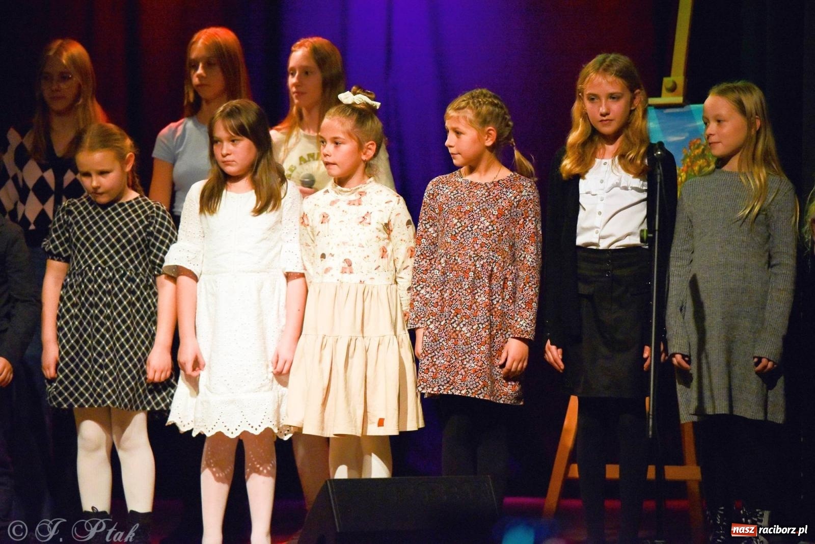 Zdjęcie w galerii na portalu naszraciborz.pl: Najmłodsi wokaliści MDK zaprezentowali się na scenie wiadomości z regionu