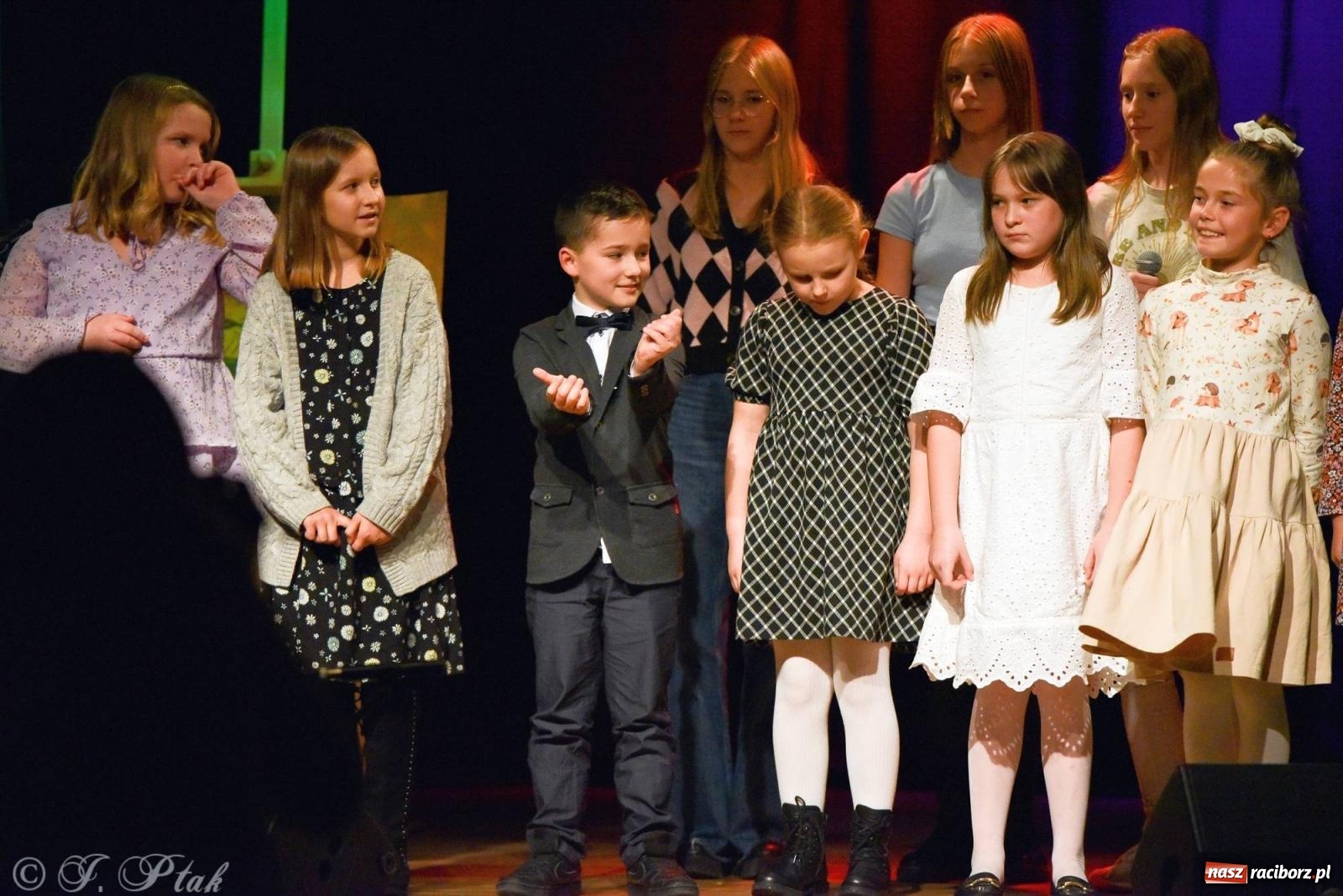 Zdjęcie w galerii na portalu naszraciborz.pl: Najmłodsi wokaliści MDK zaprezentowali się na scenie wiadomości z regionu