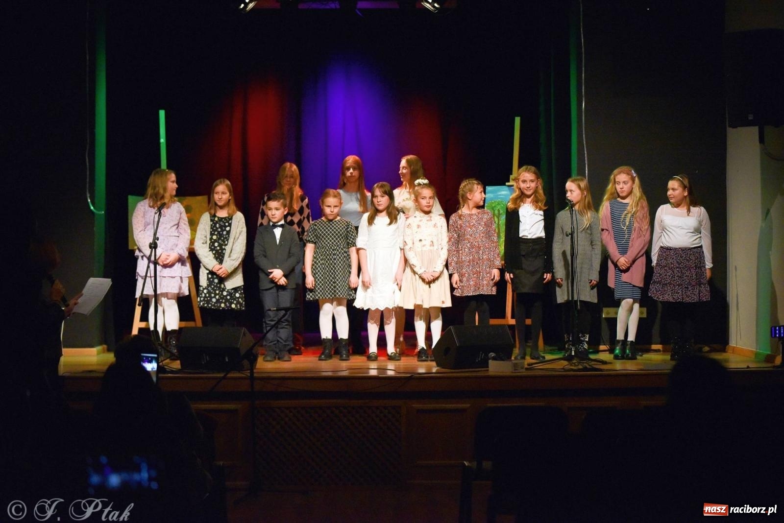 Zdjęcie w galerii na portalu naszraciborz.pl: Najmłodsi wokaliści MDK zaprezentowali się na scenie wiadomości z regionu
