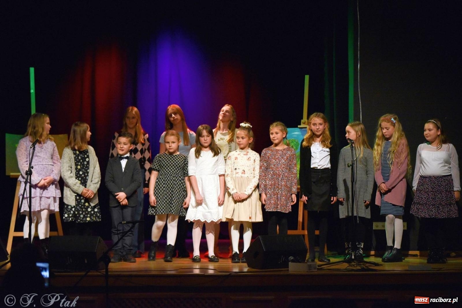 Zdjęcie w galerii na portalu naszraciborz.pl: Najmłodsi wokaliści MDK zaprezentowali się na scenie wiadomości z regionu