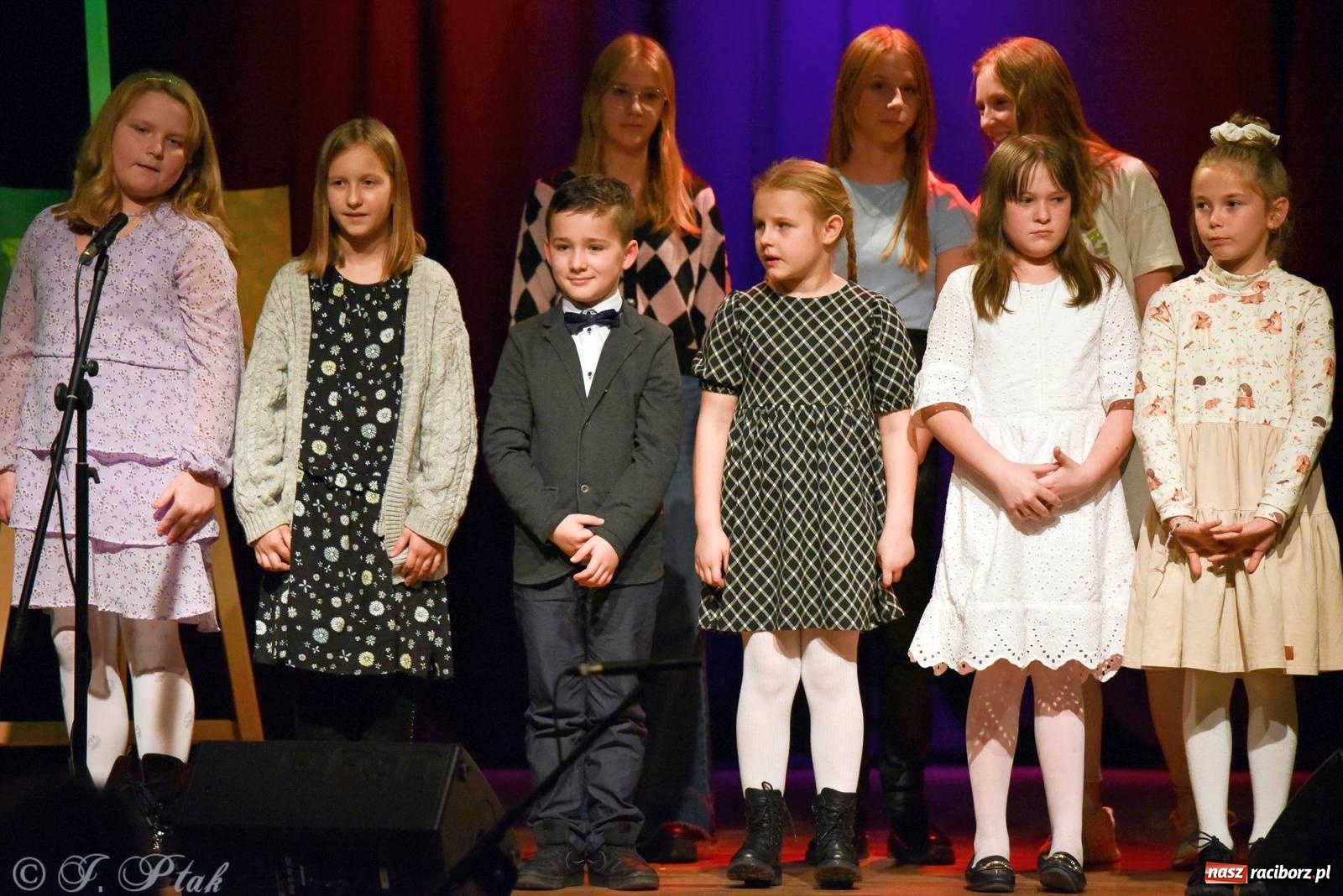 Zdjęcie w galerii na portalu naszraciborz.pl: Najmłodsi wokaliści MDK zaprezentowali się na scenie wiadomości z regionu