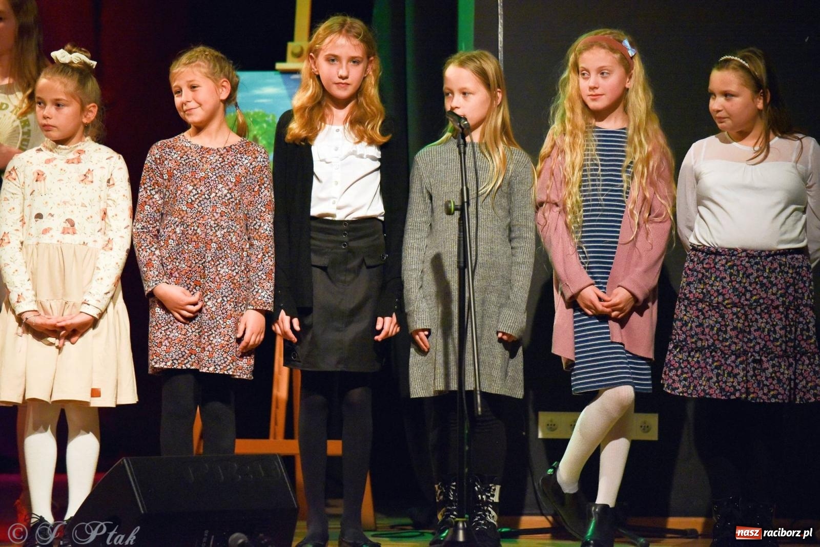 Zdjęcie w galerii na portalu naszraciborz.pl: Najmłodsi wokaliści MDK zaprezentowali się na scenie wiadomości z regionu