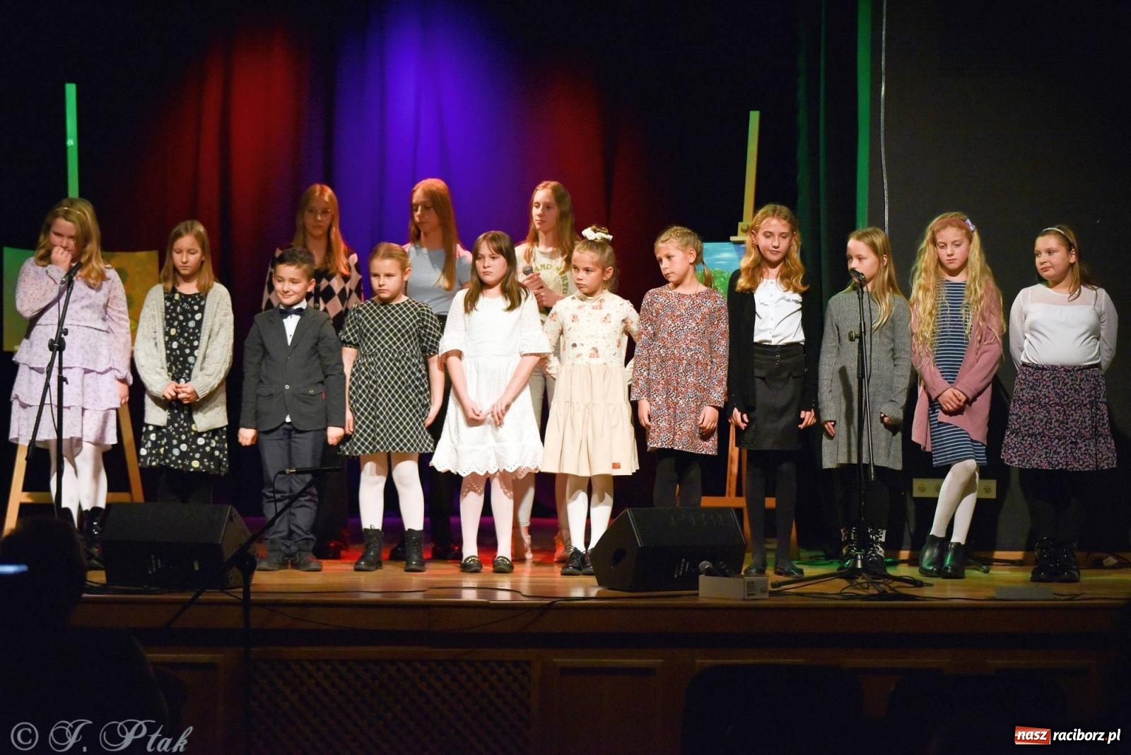 Zdjęcie w galerii na portalu naszraciborz.pl: Najmłodsi wokaliści MDK zaprezentowali się na scenie wiadomości z regionu