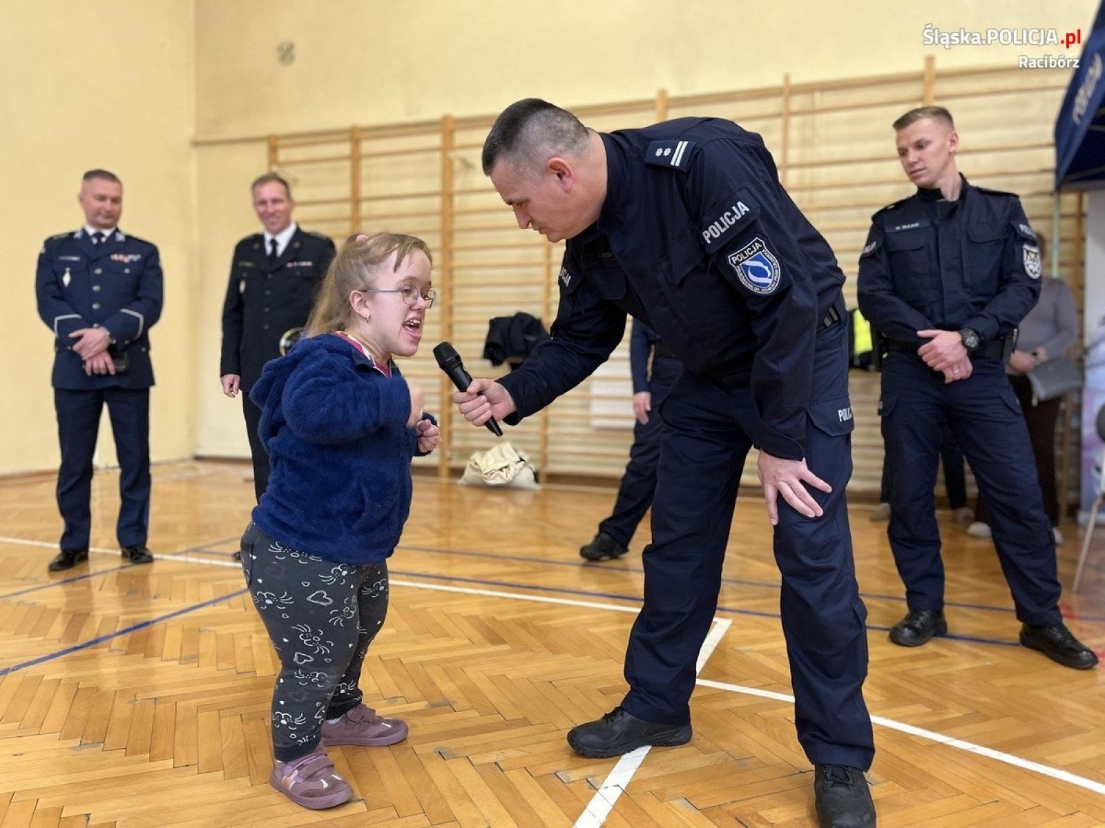 Zdjęcie w galerii na portalu naszraciborz.pl: Dzień bezpieczeństwa w ośrodku dla niesłyszących w Raciborzu wiadomości z regionu
