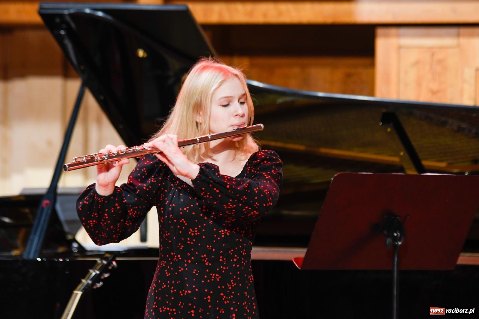 Zdjęcie w galerii na portalu naszraciborz.pl: Uczniowie II LO występują dla Nicole [FOTO i WIDEO] wiadomości z regionu