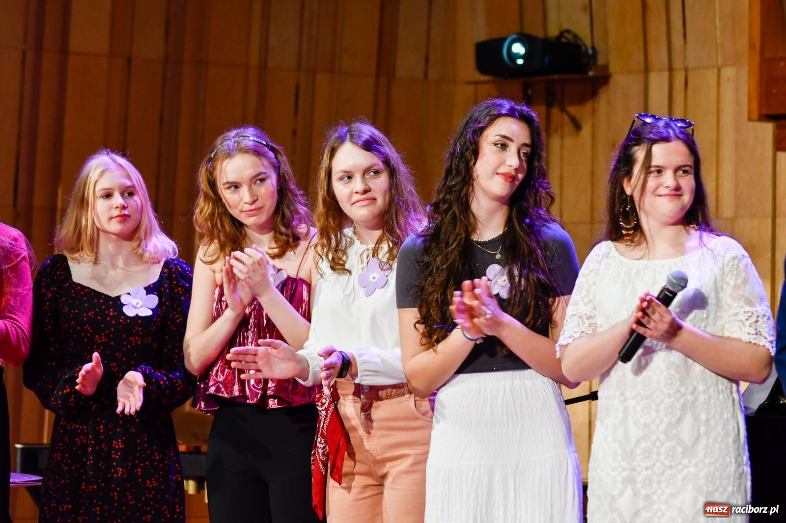 Zdjęcie w galerii na portalu naszraciborz.pl: Uczniowie II LO występują dla Nicole [FOTO i WIDEO] wiadomości z regionu