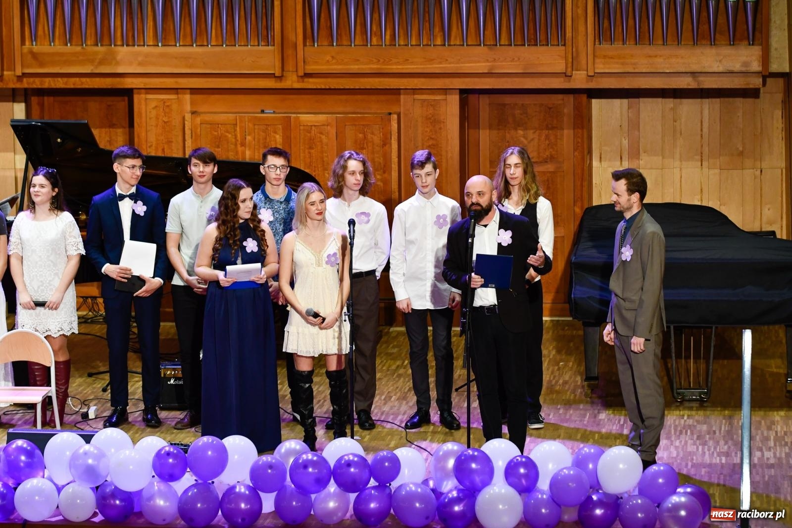 Zdjęcie w galerii na portalu naszraciborz.pl: Uczniowie II LO występują dla Nicole [FOTO i WIDEO] wiadomości z regionu