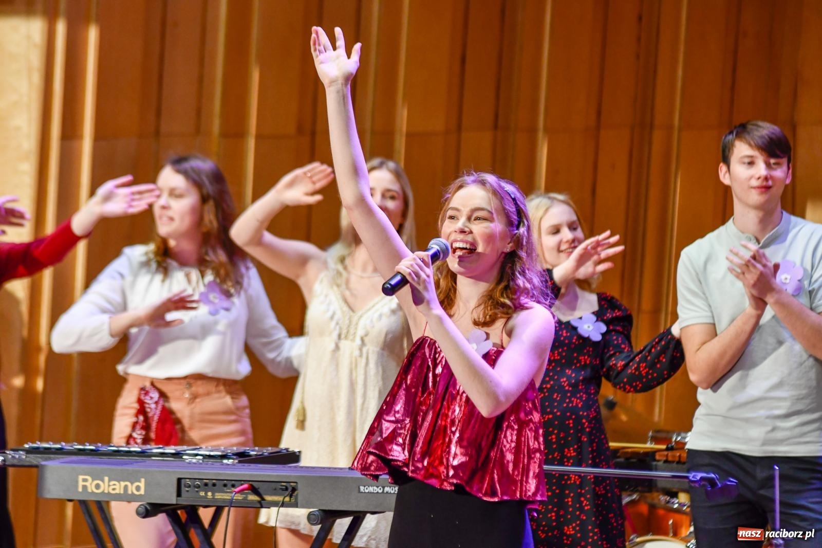 Zdjęcie w galerii na portalu naszraciborz.pl: Uczniowie II LO występują dla Nicole [FOTO i WIDEO] wiadomości z regionu