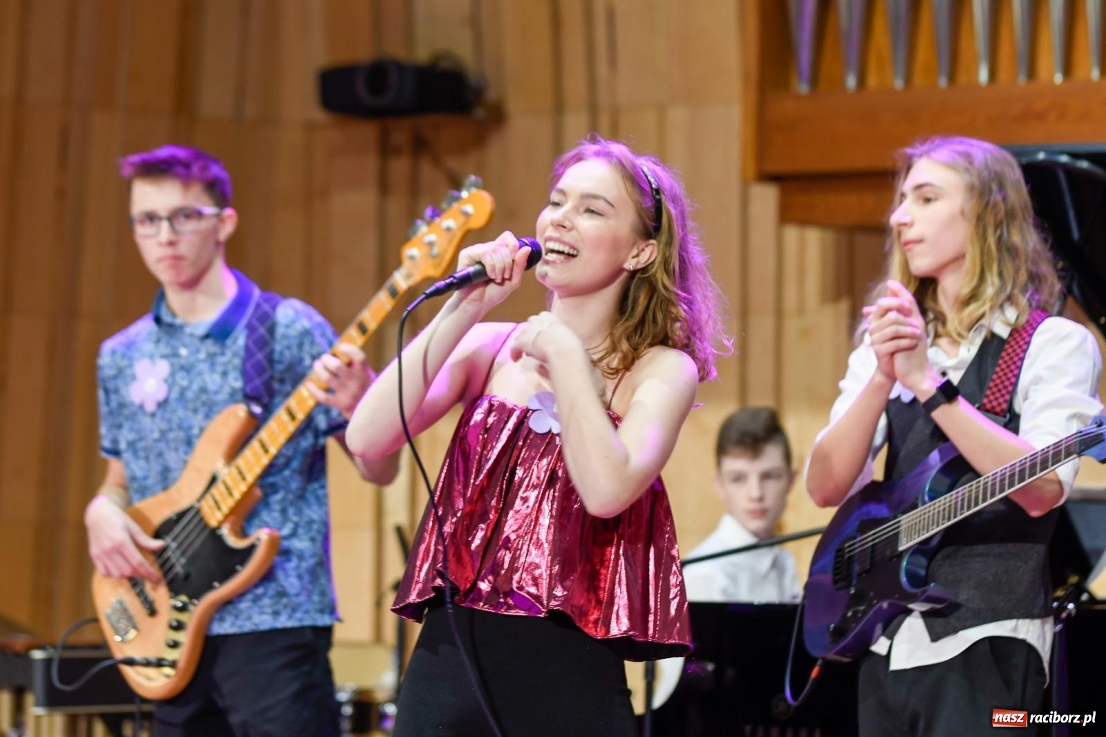 Zdjęcie w galerii na portalu naszraciborz.pl: Uczniowie II LO występują dla Nicole [FOTO i WIDEO] wiadomości z regionu