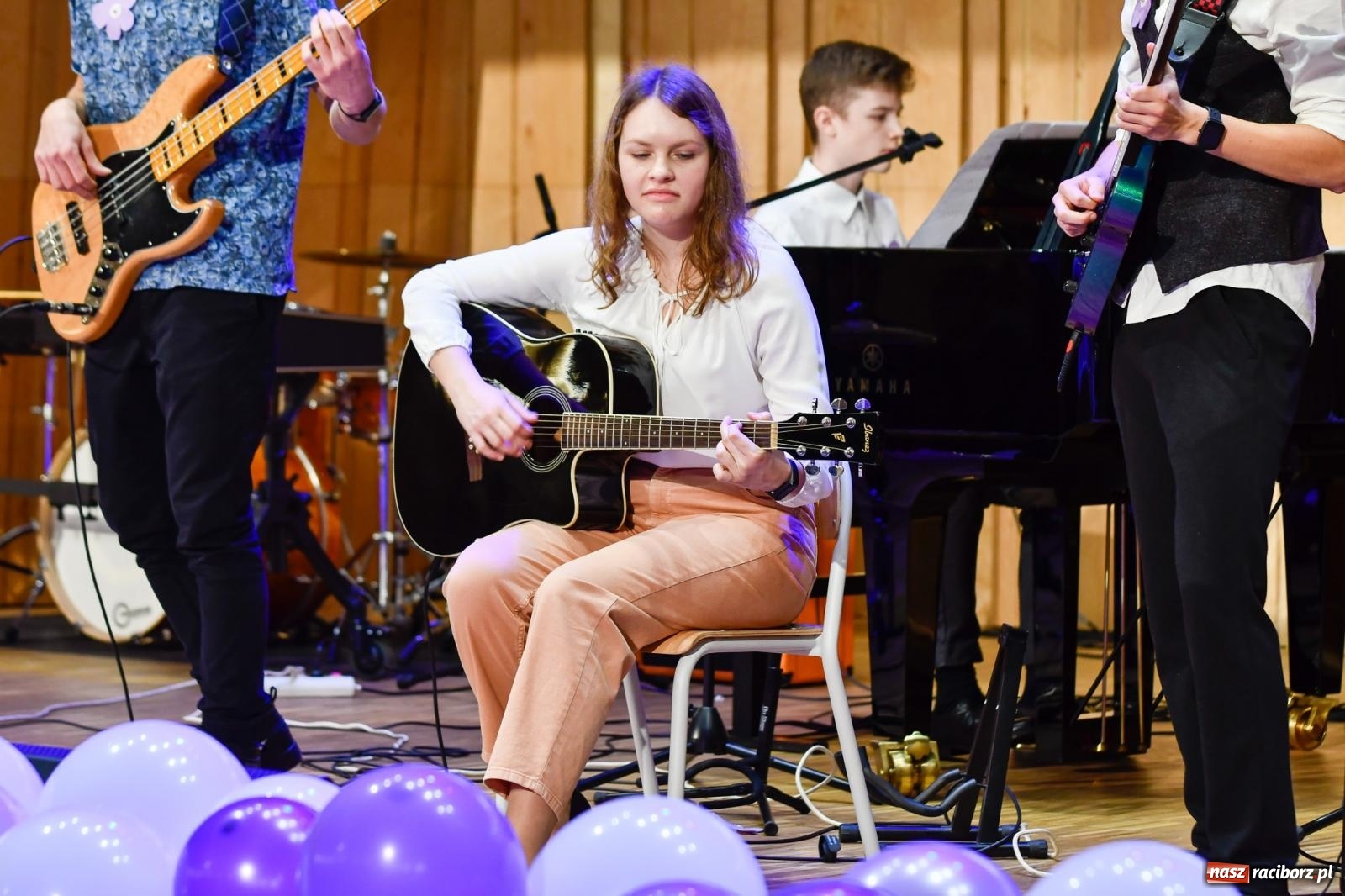 Zdjęcie w galerii na portalu naszraciborz.pl: Uczniowie II LO występują dla Nicole [FOTO i WIDEO] wiadomości z regionu