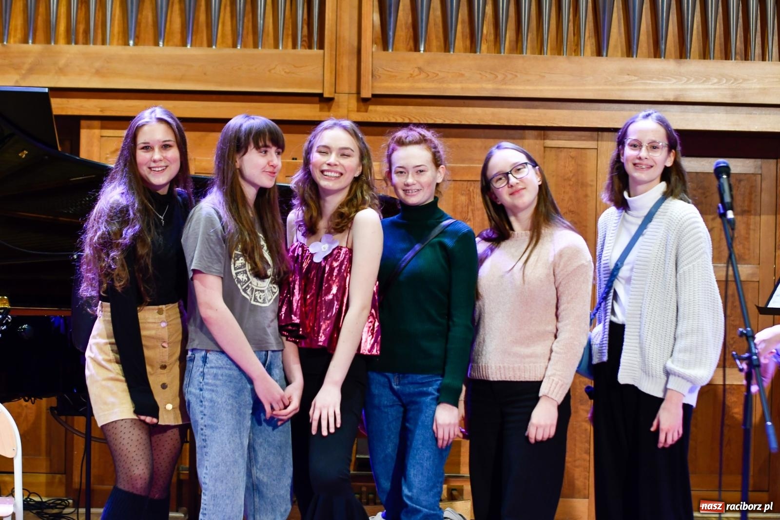 Zdjęcie w galerii na portalu naszraciborz.pl: Uczniowie II LO występują dla Nicole [FOTO i WIDEO] wiadomości z regionu