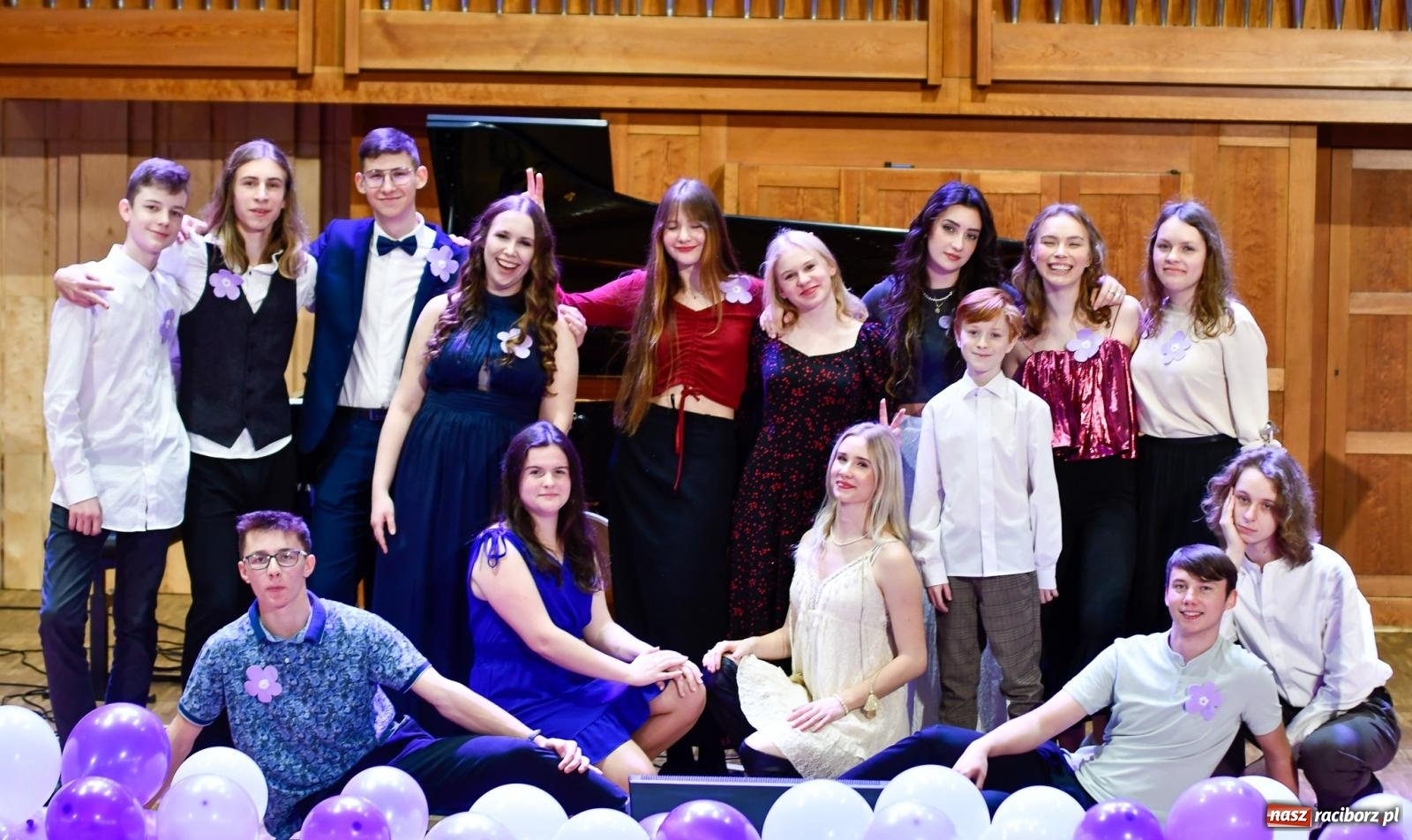 Zdjęcie w galerii na portalu naszraciborz.pl: Uczniowie II LO występują dla Nicole [FOTO i WIDEO] wiadomości z regionu
