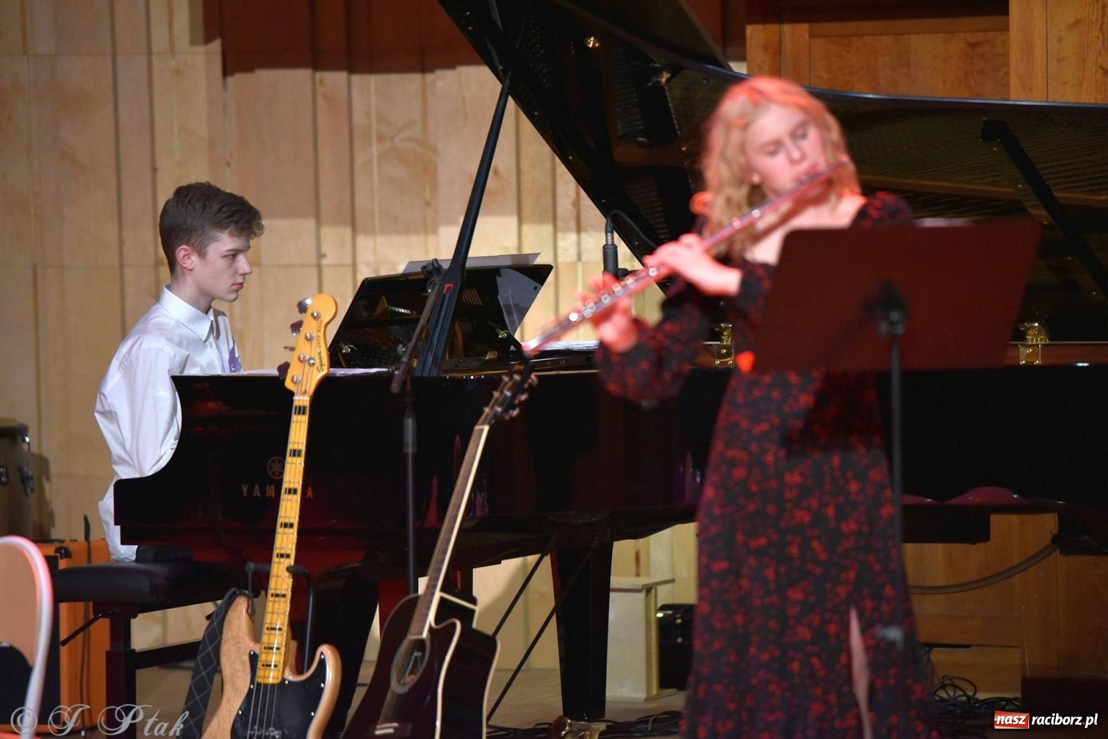 Zdjęcie w galerii na portalu naszraciborz.pl: Otwarte serca uczniów Mickiewicza. Koncert dla Nicole na bis [FOTO i WIDEO] wiadomości z regionu