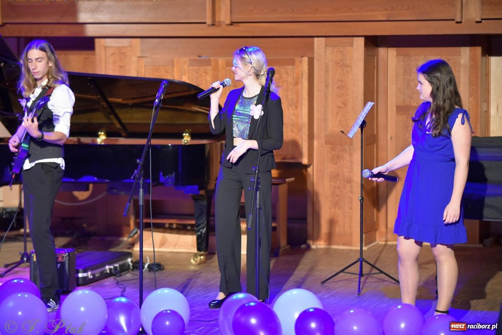 Zdjęcie w galerii na portalu naszraciborz.pl: Otwarte serca uczniów Mickiewicza. Koncert dla Nicole na bis [FOTO i WIDEO] wiadomości z regionu