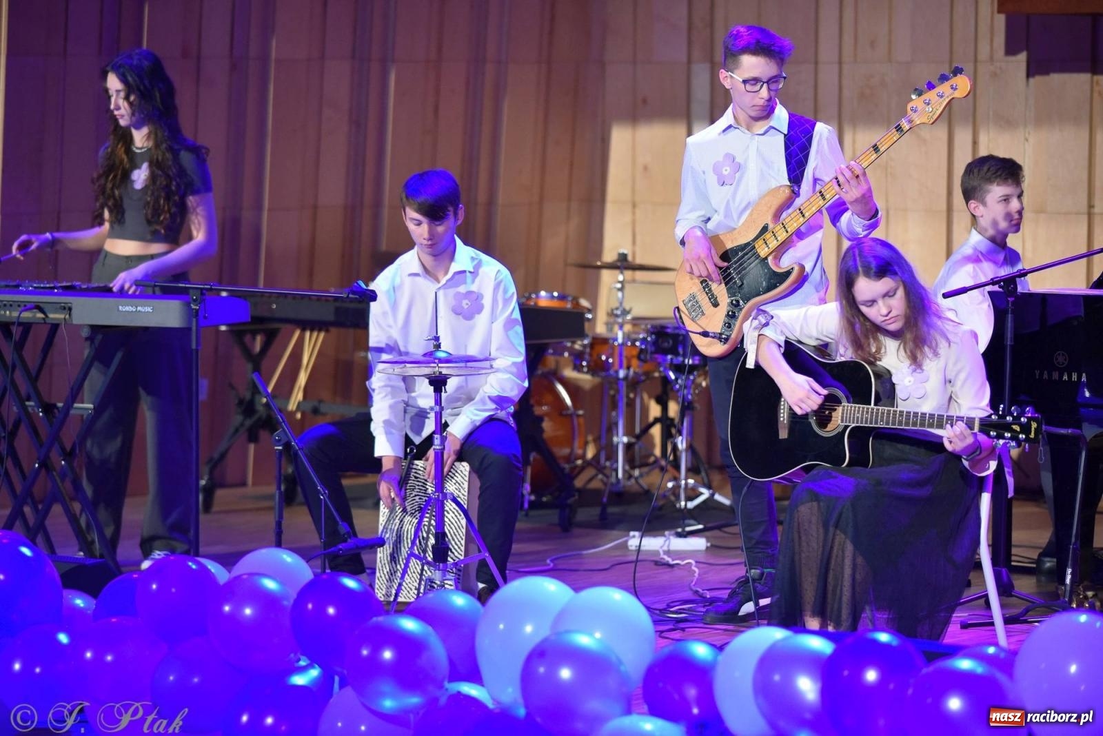 Zdjęcie w galerii na portalu naszraciborz.pl: Otwarte serca uczniów Mickiewicza. Koncert dla Nicole na bis [FOTO i WIDEO] wiadomości z regionu