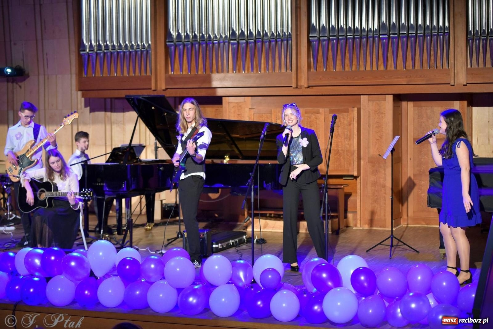 Zdjęcie w galerii na portalu naszraciborz.pl: Otwarte serca uczniów Mickiewicza. Koncert dla Nicole na bis [FOTO i WIDEO] wiadomości z regionu