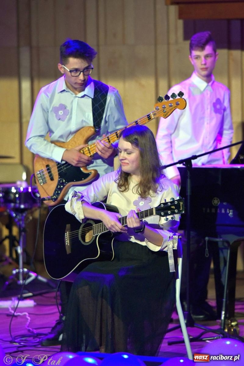 Zdjęcie w galerii na portalu naszraciborz.pl: Otwarte serca uczniów Mickiewicza. Koncert dla Nicole na bis [FOTO i WIDEO] wiadomości z regionu