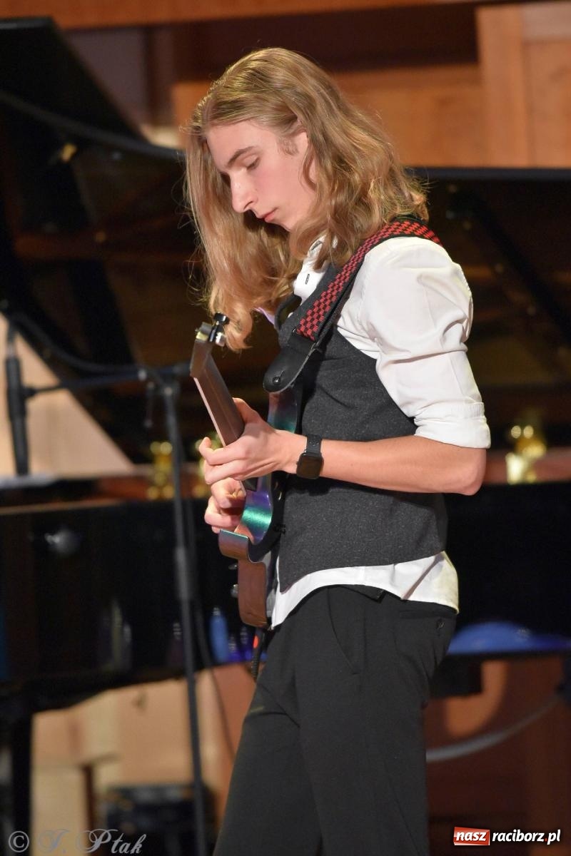 Zdjęcie w galerii na portalu naszraciborz.pl: Otwarte serca uczniów Mickiewicza. Koncert dla Nicole na bis [FOTO i WIDEO] wiadomości z regionu