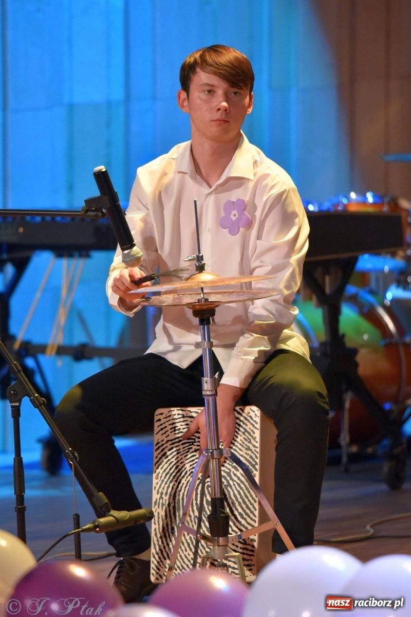 Zdjęcie w galerii na portalu naszraciborz.pl: Otwarte serca uczniów Mickiewicza. Koncert dla Nicole na bis [FOTO i WIDEO] wiadomości z regionu