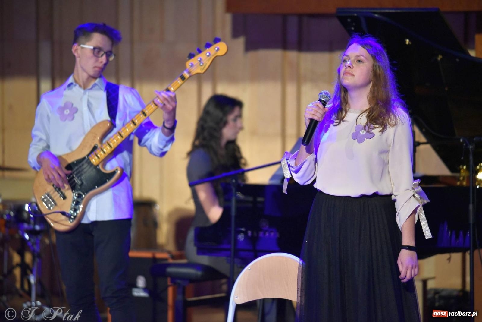 Zdjęcie w galerii na portalu naszraciborz.pl: Otwarte serca uczniów Mickiewicza. Koncert dla Nicole na bis [FOTO i WIDEO] wiadomości z regionu