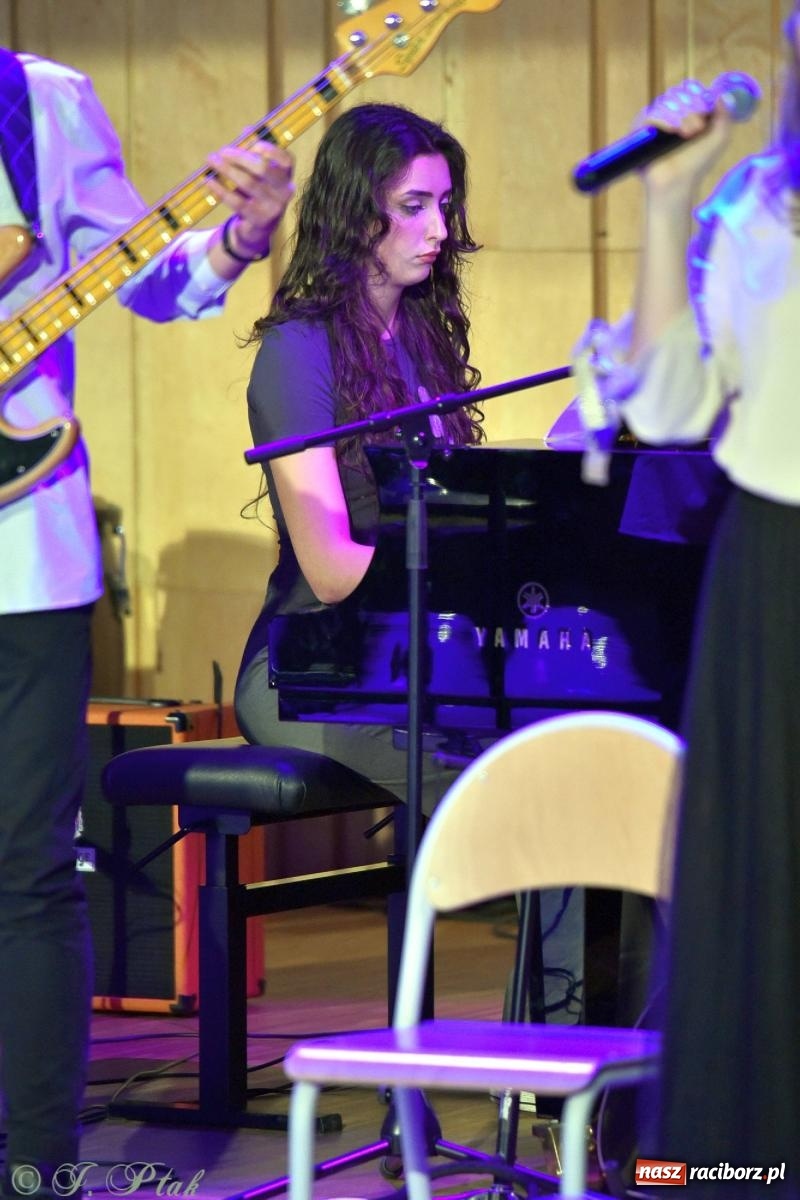 Zdjęcie w galerii na portalu naszraciborz.pl: Otwarte serca uczniów Mickiewicza. Koncert dla Nicole na bis [FOTO i WIDEO] wiadomości z regionu