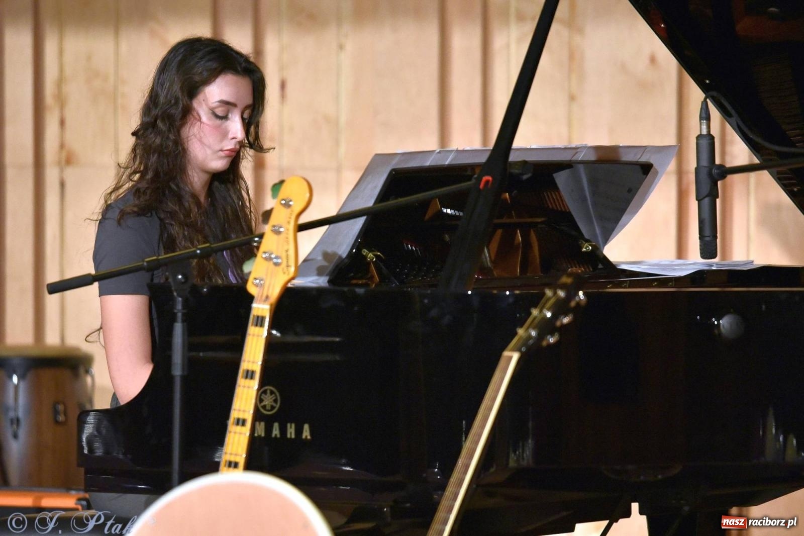 Zdjęcie w galerii na portalu naszraciborz.pl: Otwarte serca uczniów Mickiewicza. Koncert dla Nicole na bis [FOTO i WIDEO] wiadomości z regionu