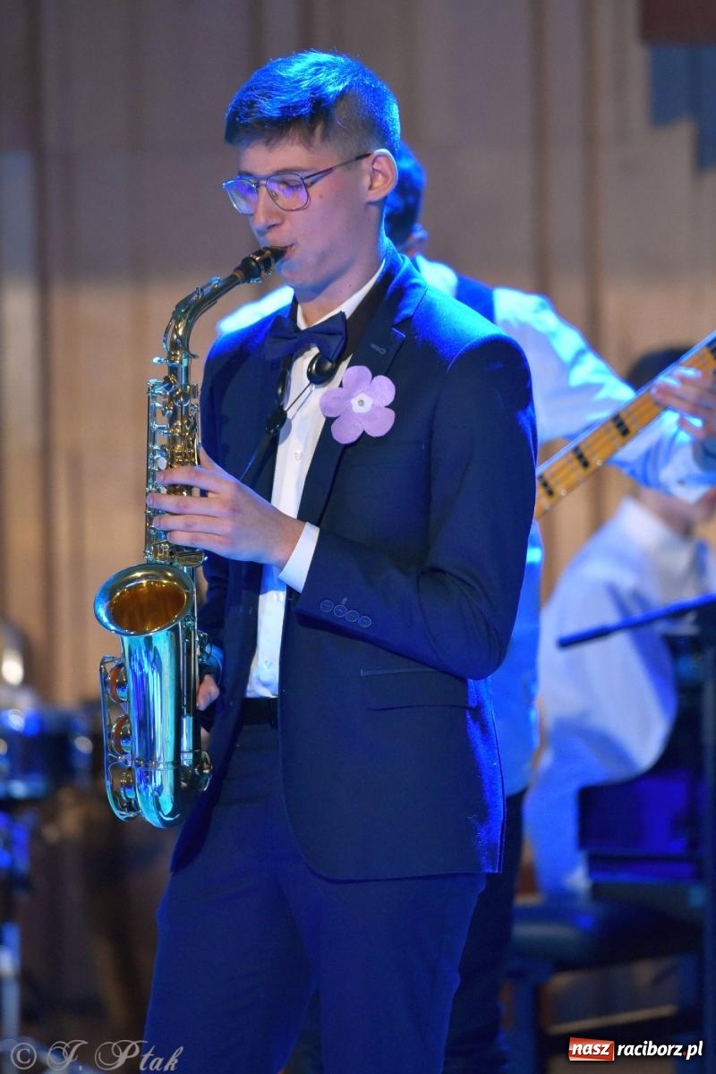 Zdjęcie w galerii na portalu naszraciborz.pl: Otwarte serca uczniów Mickiewicza. Koncert dla Nicole na bis [FOTO i WIDEO] wiadomości z regionu