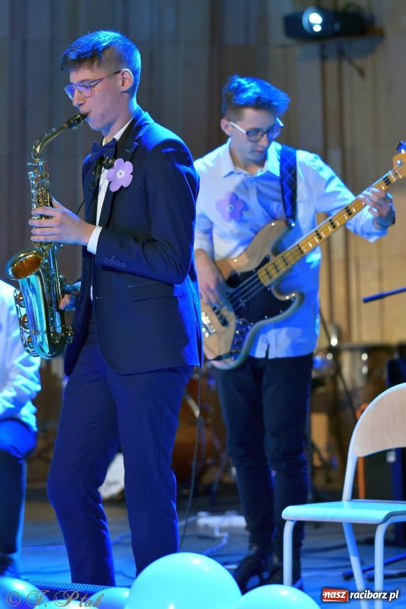 Zdjęcie w galerii na portalu naszraciborz.pl: Otwarte serca uczniów Mickiewicza. Koncert dla Nicole na bis [FOTO i WIDEO] wiadomości z regionu