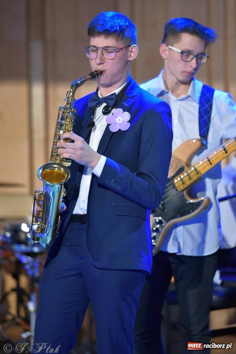 Zdjęcie w galerii na portalu naszraciborz.pl: Otwarte serca uczniów Mickiewicza. Koncert dla Nicole na bis [FOTO i WIDEO] wiadomości z regionu