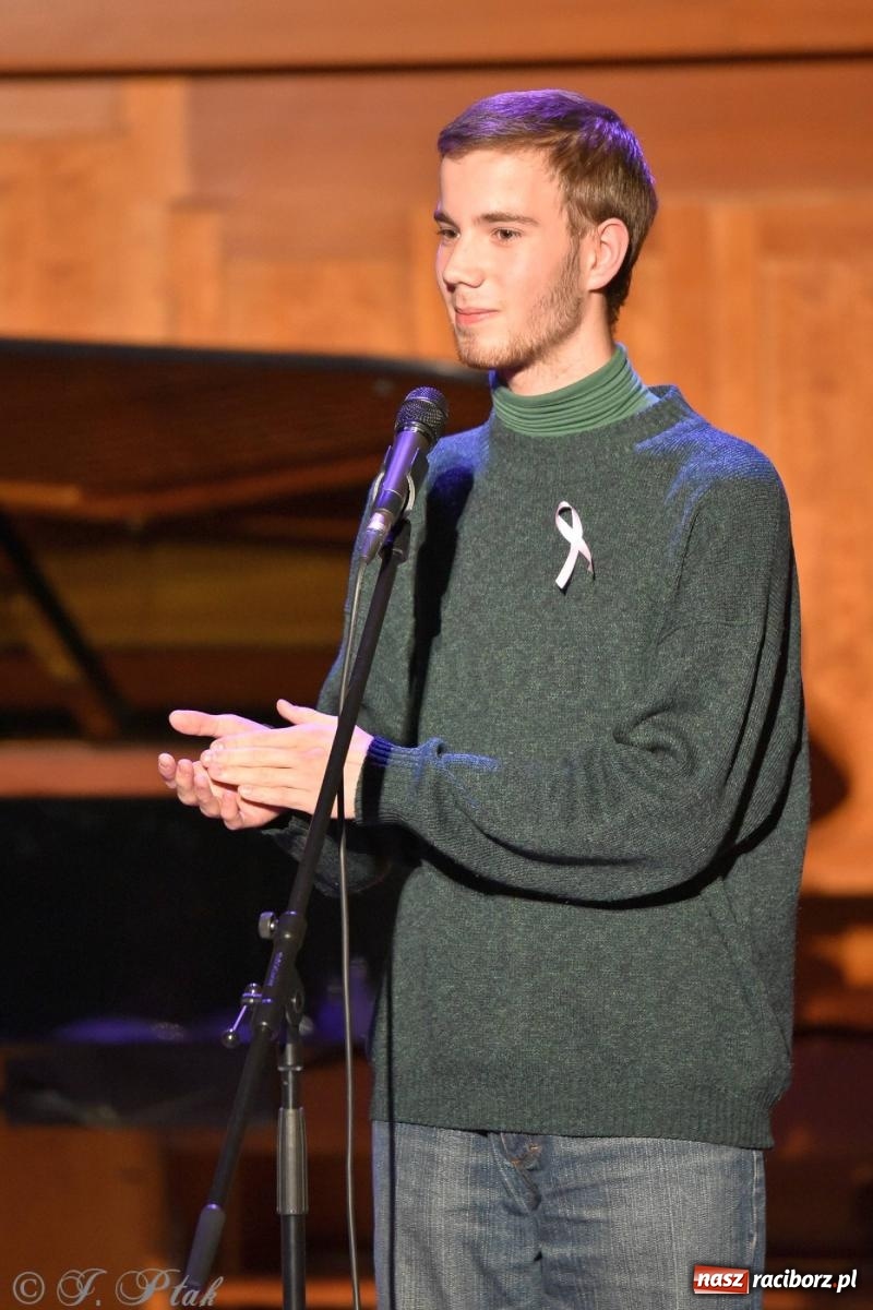 Zdjęcie w galerii na portalu naszraciborz.pl: Otwarte serca uczniów Mickiewicza. Koncert dla Nicole na bis [FOTO i WIDEO] wiadomości z regionu