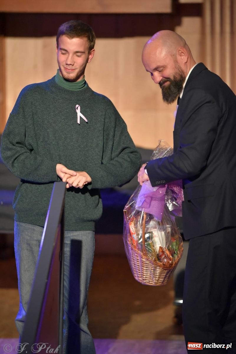 Zdjęcie w galerii na portalu naszraciborz.pl: Otwarte serca uczniów Mickiewicza. Koncert dla Nicole na bis [FOTO i WIDEO] wiadomości z regionu