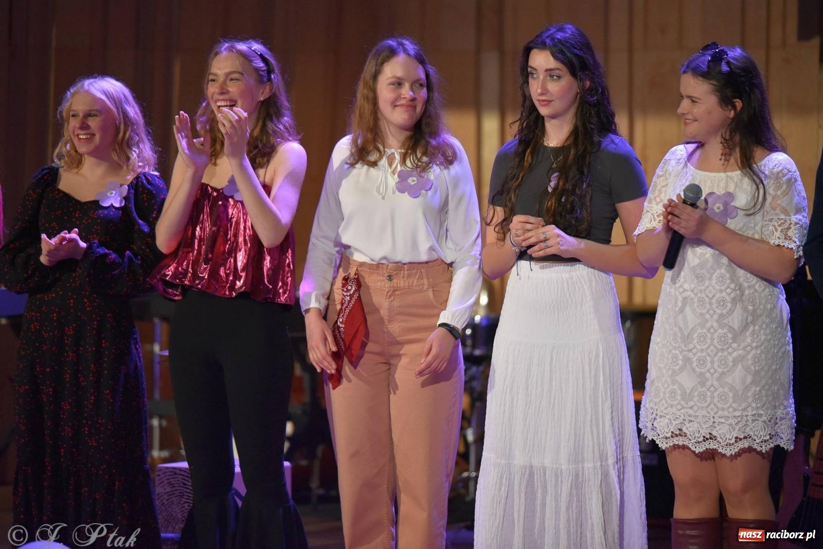 Zdjęcie w galerii na portalu naszraciborz.pl: Otwarte serca uczniów Mickiewicza. Koncert dla Nicole na bis [FOTO i WIDEO] wiadomości z regionu