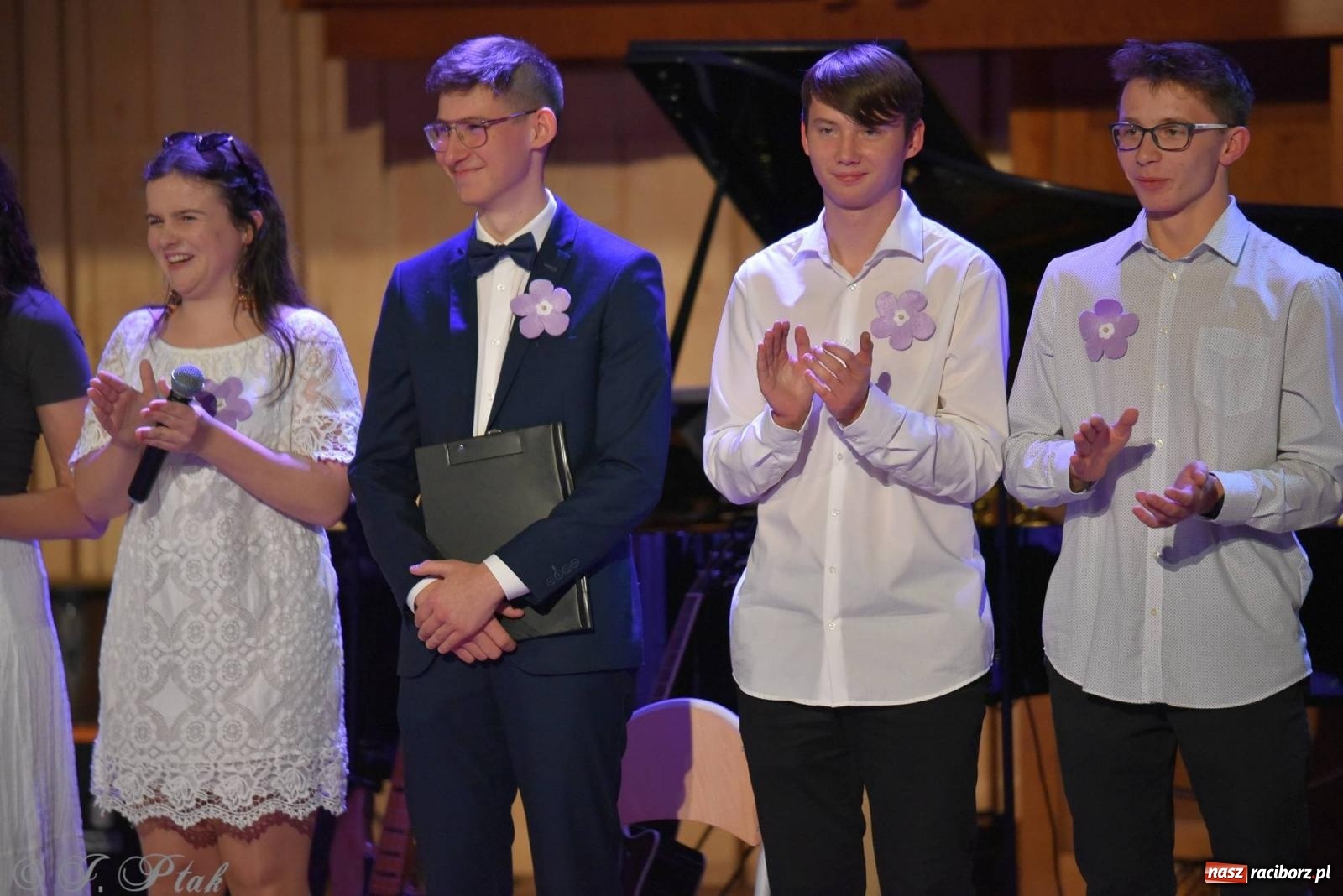 Zdjęcie w galerii na portalu naszraciborz.pl: Otwarte serca uczniów Mickiewicza. Koncert dla Nicole na bis [FOTO i WIDEO] wiadomości z regionu