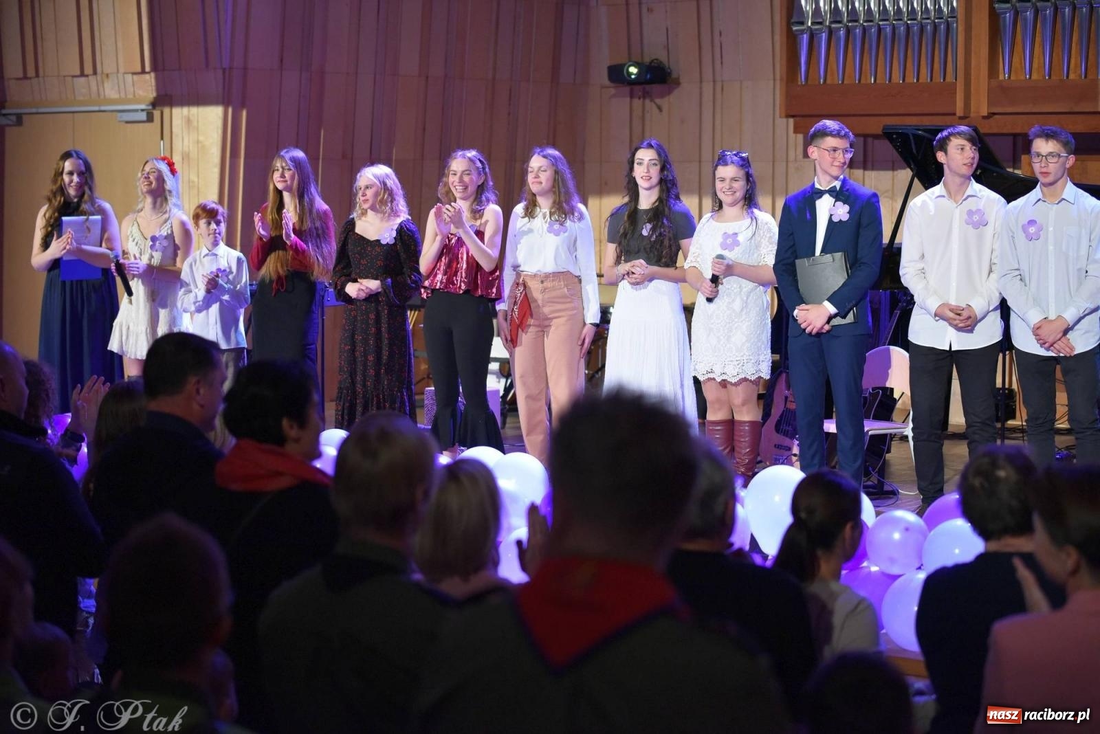 Zdjęcie w galerii na portalu naszraciborz.pl: Otwarte serca uczniów Mickiewicza. Koncert dla Nicole na bis [FOTO i WIDEO] wiadomości z regionu