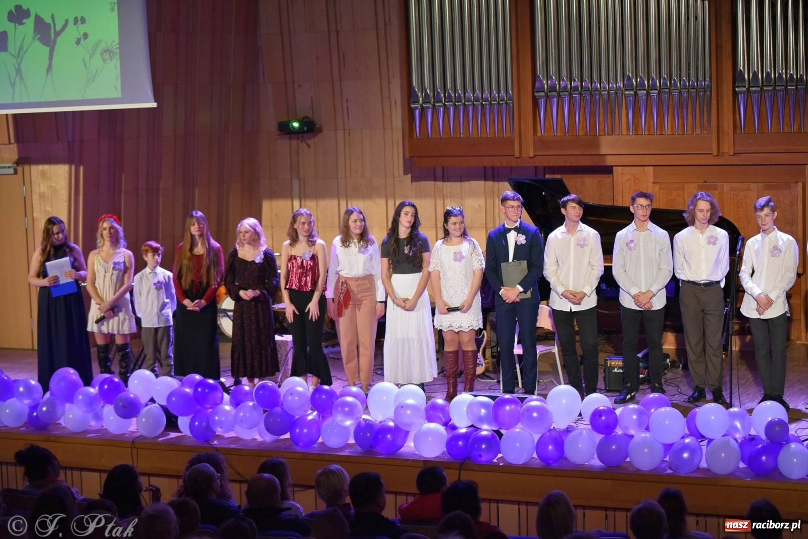 Zdjęcie w galerii na portalu naszraciborz.pl: Otwarte serca uczniów Mickiewicza. Koncert dla Nicole na bis [FOTO i WIDEO] wiadomości z regionu