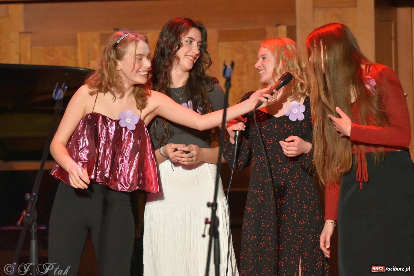 Zdjęcie w galerii na portalu naszraciborz.pl: Otwarte serca uczniów Mickiewicza. Koncert dla Nicole na bis [FOTO i WIDEO] wiadomości z regionu