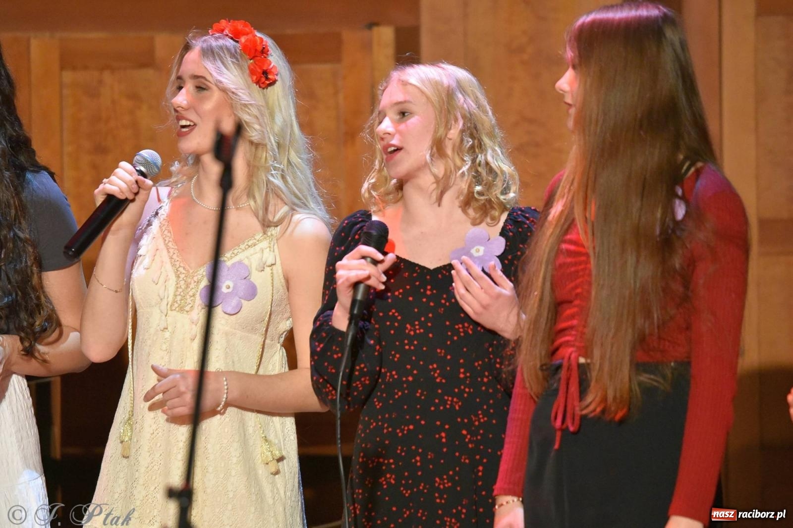 Zdjęcie w galerii na portalu naszraciborz.pl: Otwarte serca uczniów Mickiewicza. Koncert dla Nicole na bis [FOTO i WIDEO] wiadomości z regionu