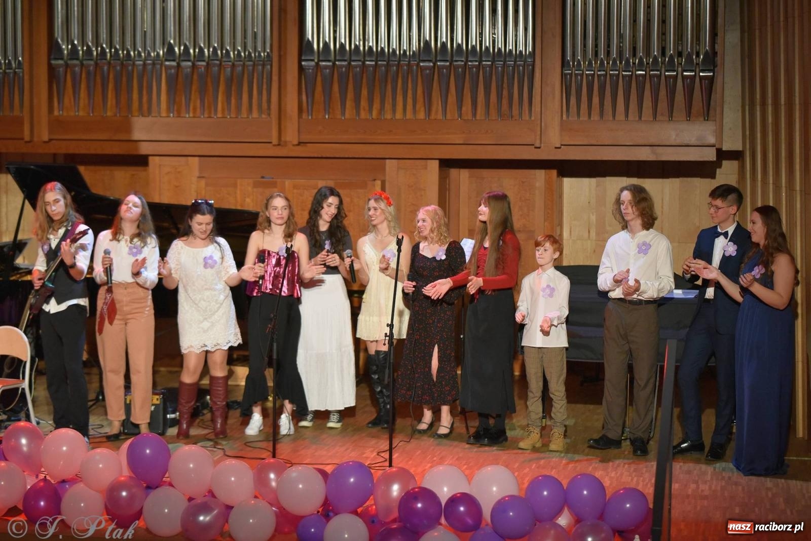 Zdjęcie w galerii na portalu naszraciborz.pl: Otwarte serca uczniów Mickiewicza. Koncert dla Nicole na bis [FOTO i WIDEO] wiadomości z regionu
