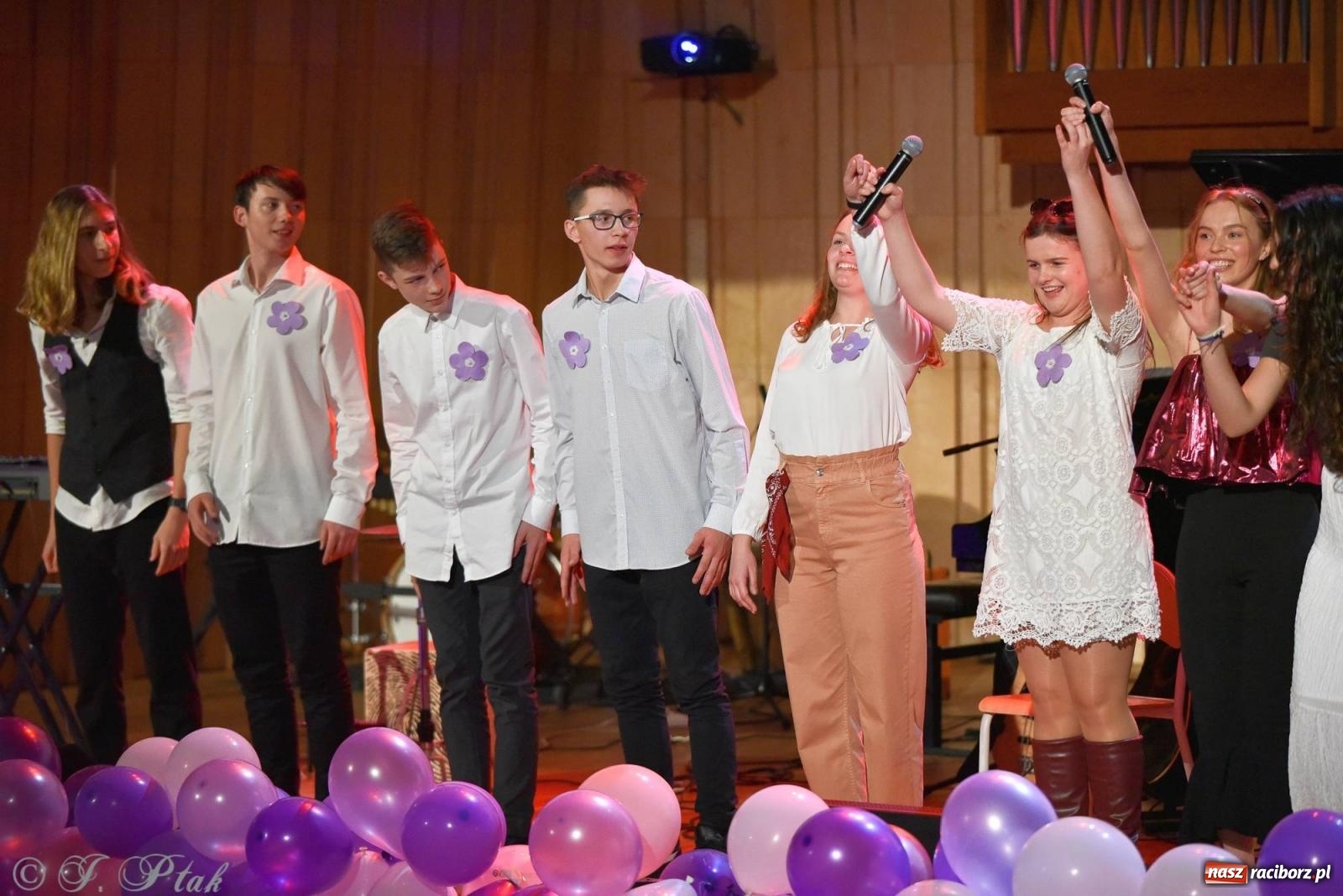 Zdjęcie w galerii na portalu naszraciborz.pl: Otwarte serca uczniów Mickiewicza. Koncert dla Nicole na bis [FOTO i WIDEO] wiadomości z regionu