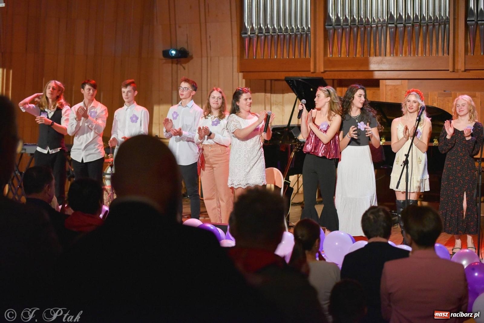 Zdjęcie w galerii na portalu naszraciborz.pl: Otwarte serca uczniów Mickiewicza. Koncert dla Nicole na bis [FOTO i WIDEO] wiadomości z regionu