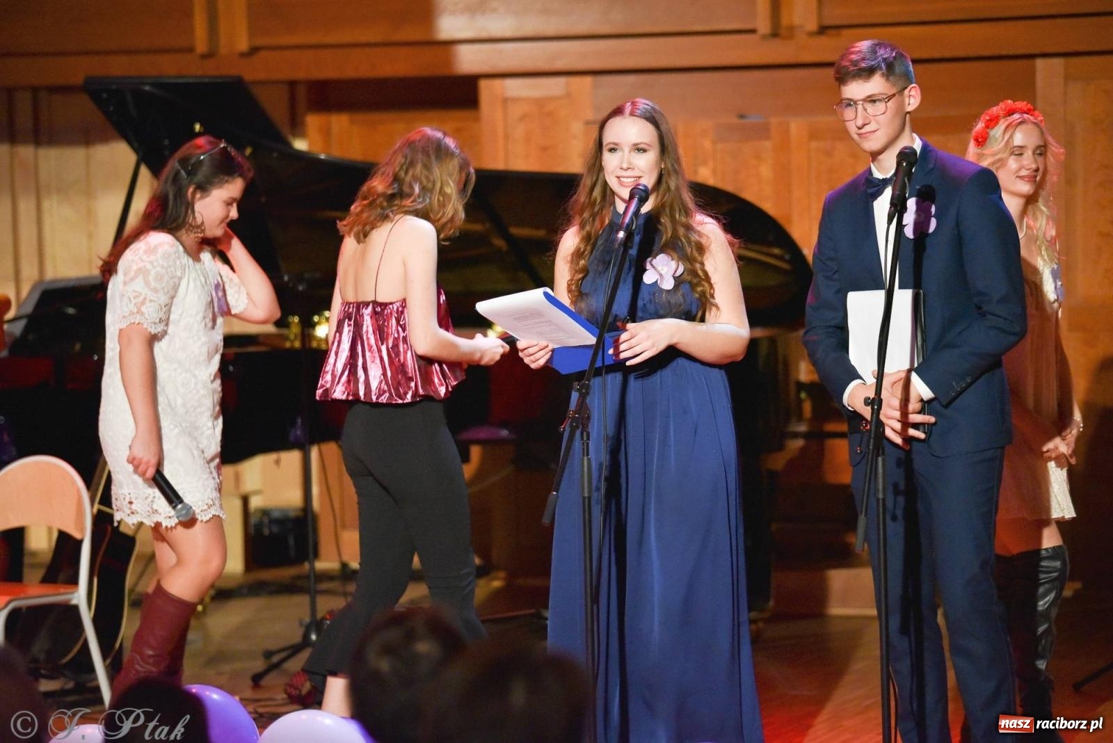 Zdjęcie w galerii na portalu naszraciborz.pl: Otwarte serca uczniów Mickiewicza. Koncert dla Nicole na bis [FOTO i WIDEO] wiadomości z regionu