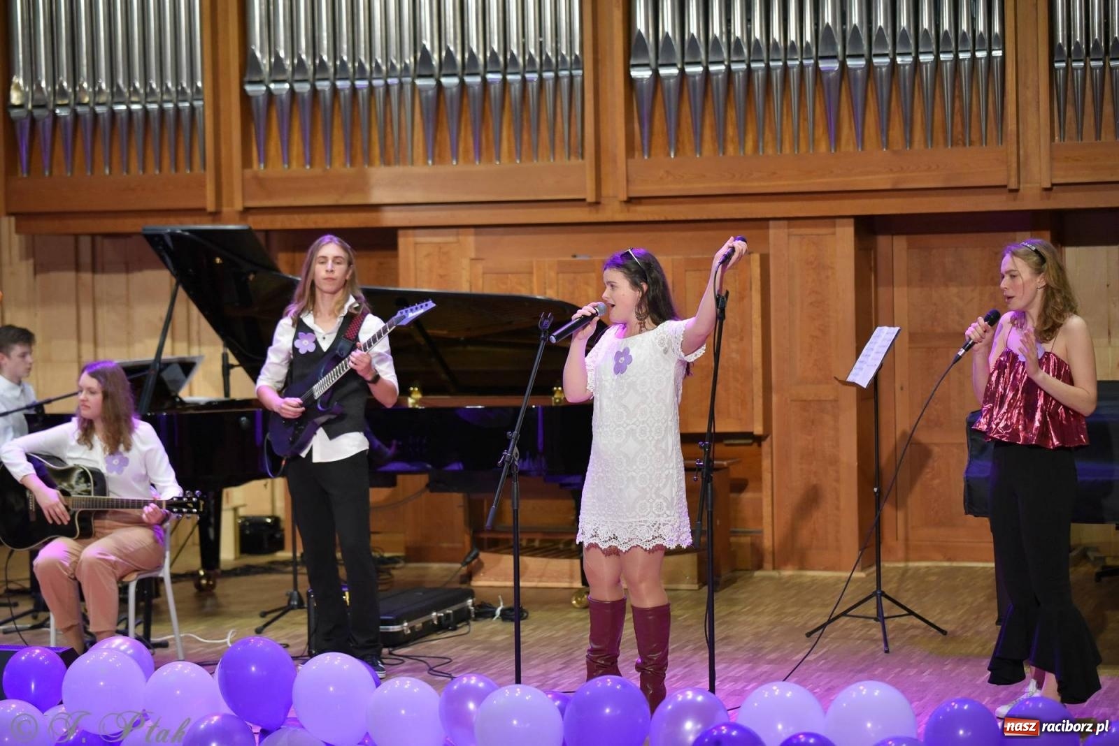 Zdjęcie w galerii na portalu naszraciborz.pl: Otwarte serca uczniów Mickiewicza. Koncert dla Nicole na bis [FOTO i WIDEO] wiadomości z regionu