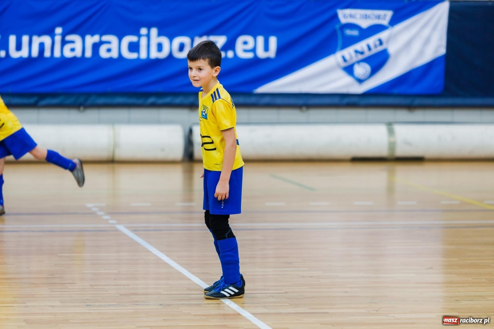 Zdjęcie w galerii na portalu naszraciborz.pl: Piłkarskie zmagania w hali przy Łąkowej. Turniej rocznika 2015 [FOTO] wiadomości z regionu