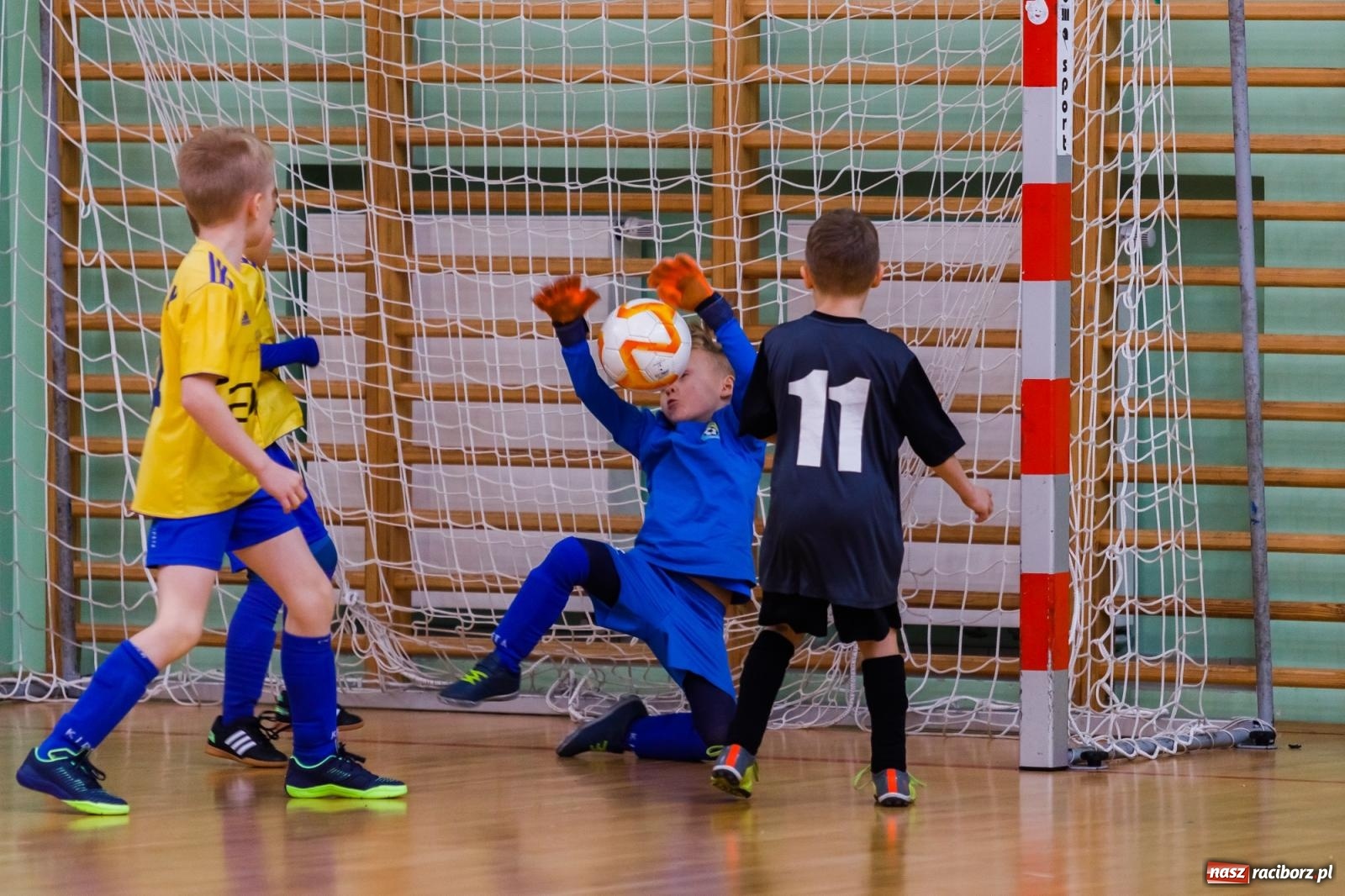 Zdjęcie w galerii na portalu naszraciborz.pl: Piłkarskie zmagania w hali przy Łąkowej. Turniej rocznika 2015 [FOTO] wiadomości z regionu