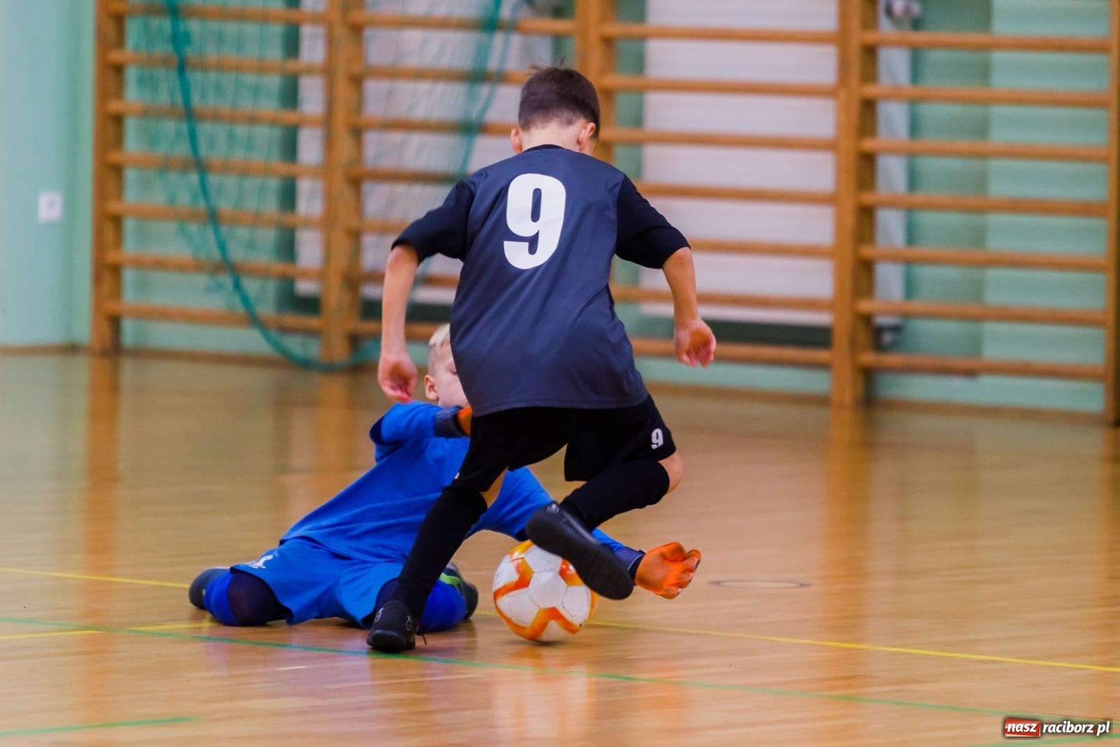 Zdjęcie w galerii na portalu naszraciborz.pl: Piłkarskie zmagania w hali przy Łąkowej. Turniej rocznika 2015 [FOTO] wiadomości z regionu